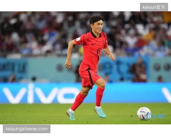 黄仁范与搭档的默契程度将是4-2-3-1体系运转的关键，防守型后腰的选择影响重大。